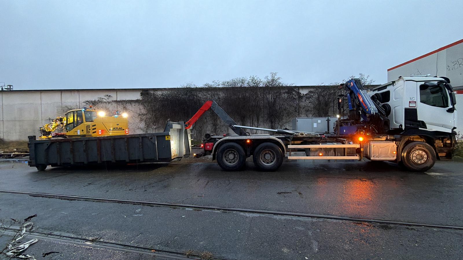 Camion ampliroll chargeant une pelle