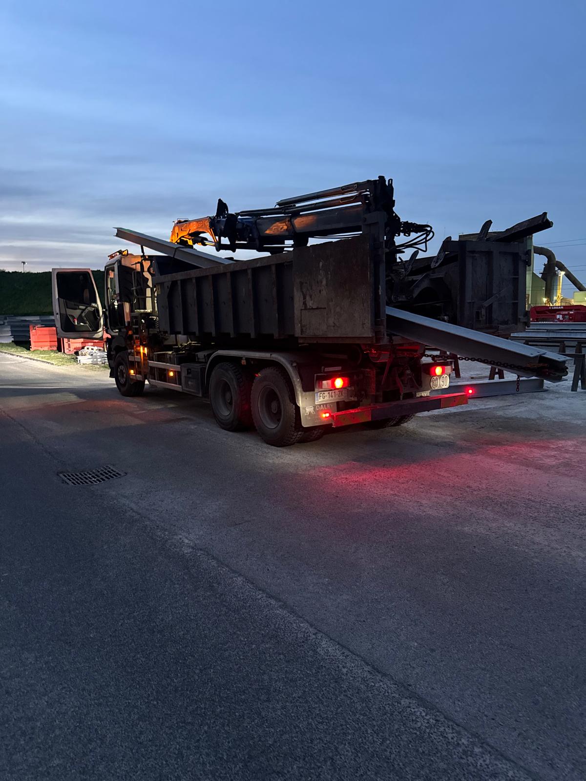 Camion benne au crepuscule