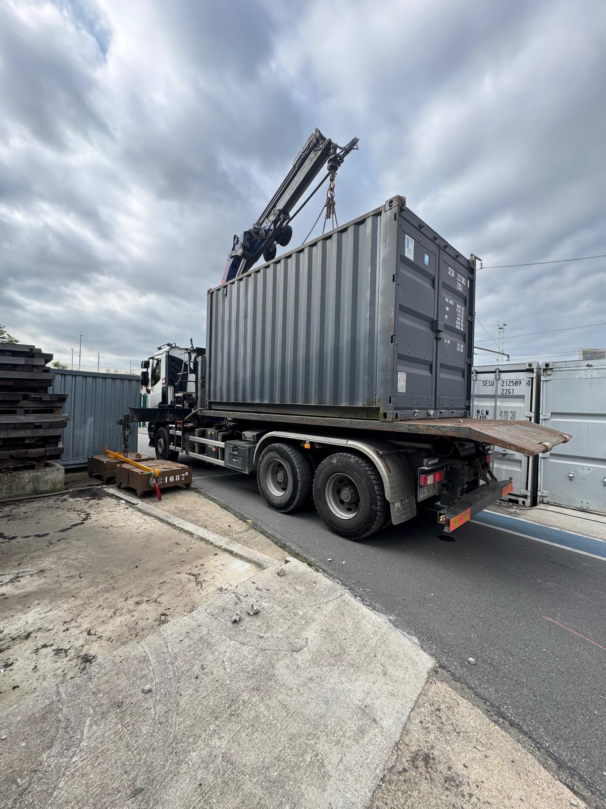 Levage d'un conteneur maritime