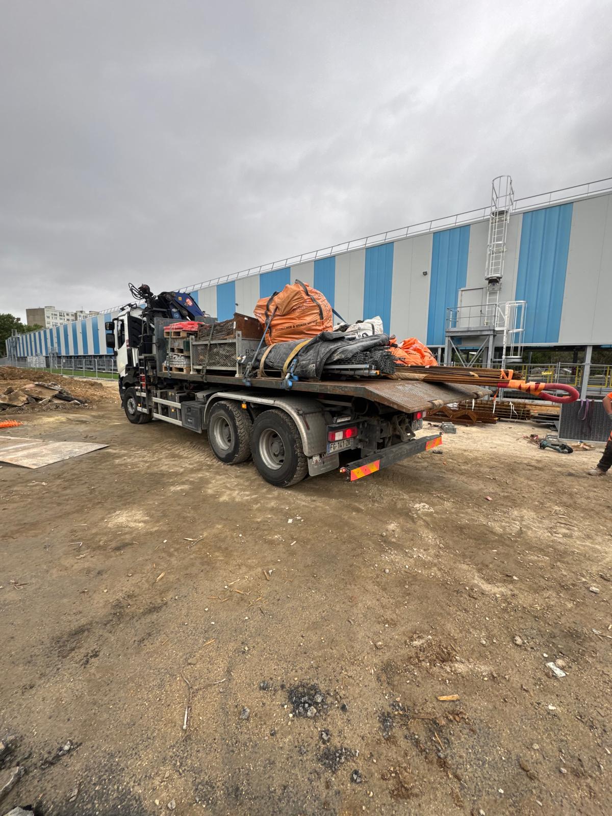 Camion grue sur chantier BTP